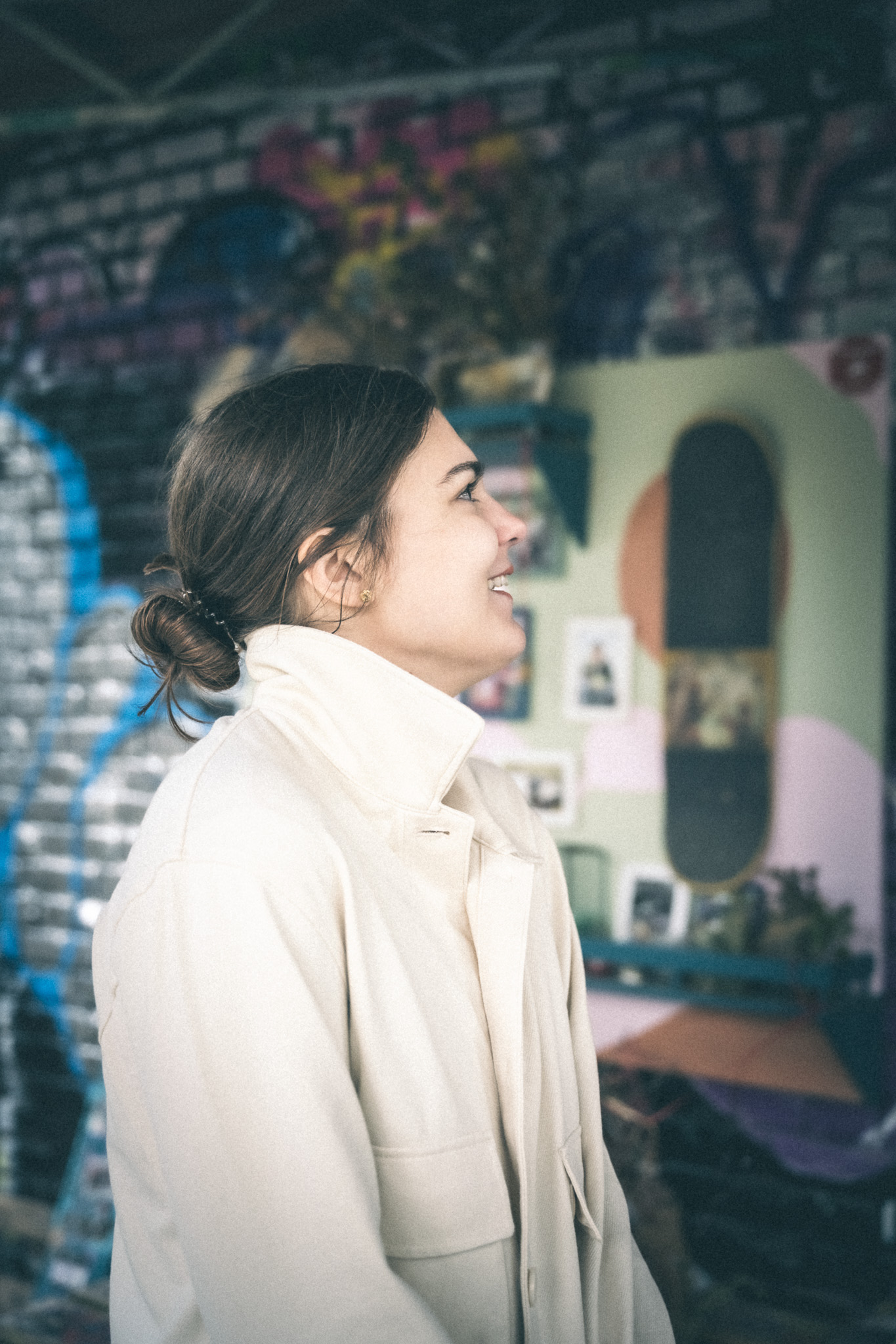 Ein Café, ein altes Kino und eine schöne Frau …